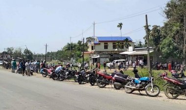 টিয়কত মদৰ দোকানত ৰাইজ