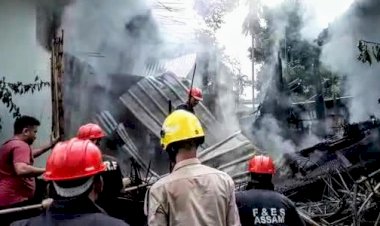 বোকাখাতৰ ব্যৱসায় প্ৰতিষ্ঠানত অগ্নিকাণ্ড : লক্ষাধিক টকাৰ সম্পত্তি নষ্ট :