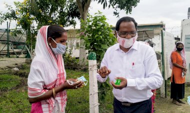 বোকাখাতৰ চাহ বাগিছাৰ শ্ৰমিকৰ মাজত শ্ৰম মন্ত্ৰী সঞ্জয় কিষাণৰ মাক্স আৰু চাবোন বিতৰন  :