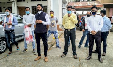 লক ডাউনত সেৱা আগবঢ়োৱা বোকাখাতৰ সমুহ সাংবাদিকক সম্বৰ্ধনা জনাই মাক্স প্ৰদান  যুৱ নেতা আকাশ ফুকনৰ  :