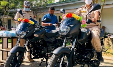 আৰণ্যকৰ সৌজন্যত গোলাঘাট জিলাৰ আৰক্ষীলৈ দুখন মটৰ চাইকেল আৰু পাঁচশ মাক্স প্ৰদান :
