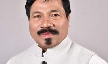 ক্ষতিগ্ৰস্ত হোৱা কৃষকক সকাহ দিয়াৰ মন্ত্ৰী অতুল বৰাৰ পদেক্ষপ