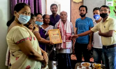 মইনা পাৰিজাতৰ শিশুবন্ধু উপাধিৰ বাবে আপকুৰ উপদেষ্টা, শিক্ষাবিদ, সাংবাদিক ভৱেশ শইকীয়াক চুতীয়া জাতি সন্মিলনৰ সম্বৰ্ধনা :