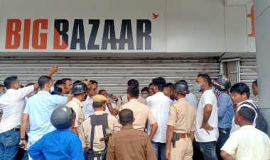 বিহুক বিকৃতি ৰূপত পৰিবেশন কৰা যোৰহাটস্থিত বিগ বজাৰত তলা লগালে আছু-অসম সেনাই |