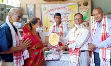 বিশিষ্ট সাহিত্যিক নলিনী বালা হাজৰিকা আৰু লেখিকা ফুনু গোস্বামীলৈ সাহিত্য ৰত্ন বঁটা |