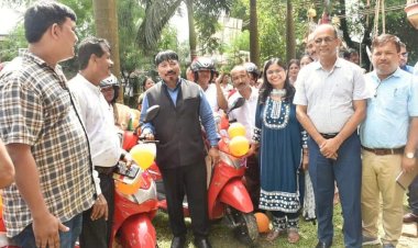 বোকাখাতত সখী এক্সপ্ৰেচৰ বিশেষ অনুষ্ঠান  : সখী কৰ্মীৰ মাজত ৩৬ খন স্কুটি বিতৰণ মন্ত্ৰী অতুল বৰাৰ  :