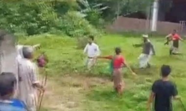 এটা সামুহিক গৃহক কেন্দ্ৰ কৰি বোকাখাতৰ ভকত চাপৰিত উতপ্ত পৰিস্থিতি  : দুটা ফৈদৰ মাজত মাৰপিট:  ঘটনাত মহকুমা দণ্ডাধীশো আহত  :