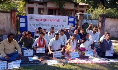 মাত্ৰ চাৰিজন চিকিৎসকে চলাব লগা হৈছে   বোকাখাতৰ ছহীদ কমলা মিৰি অসামৰিক চিকিৎসালয়  : বিপৰীতে ১৭ চিকিৎসক অনুপস্থিত  : প্ৰতিবাদত চিকিৎসালয়ৰ সমুখত জাতিয়তাবাদী যুৱ ছাত্ৰ পৰিষদৰ ধৰ্ণা  :