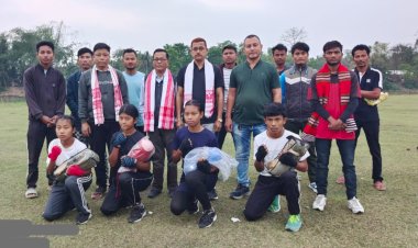 বোকাখাত জিলা এমেচাৰ বক্সিং সন্থাৰ উদ্যোগত ওপৰ টেমেৰাৰ খেলুৱৈৰ মাজত খেলৰ সামগ্ৰী বিতৰন :