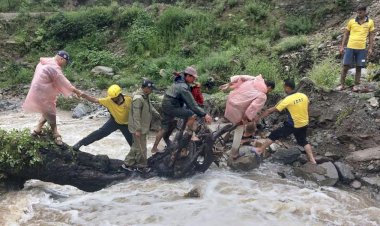 ধাৰাষাৰ বৰষুণৰ বাবে উত্তৰ ভাৰতত প্ৰলয়ংকৰী জলপ্ৰলয় হিমাচল প্ৰদেশতে ৮০ জনৰ মৃত্য়ু : ১২৯৯ টা পথৰ যাতায়ত ক্ষতিগ্ৰস্থ : টচনচ জনজীৱন :