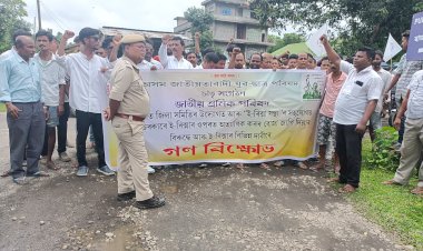 ই-ৰিক্সাৰ ওপৰত আৰোপ কৰা কৰ বাতিল কৰাৰ দাবীত বোকাখাতত  অসম জাতীয়তা বাদী যুৱ ছাত্ৰ পৰিষদ,জাতীয় শ্রমিক পৰিষদ আৰু ই ৰিক্সা সন্থাৰ গন বিক্ষোভ :