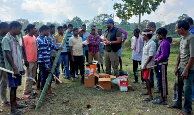 বোকাখাতৰ বৰভেটা গাওঁত হাতীৰ অগ্ৰাসন প্ৰতিৰোধ কৰাৰ বাবে সৌৰ চালিত বৈদ্যুতিক বেঁৰা নিৰ্মান  : ৰাইজে শ্ৰমদান কৰি নিৰ্মান কৰা এই বেৰাৰ সমুহ সঁজুলি বিনামুলীয়াকৈ যোগান ধৰিছে বিশ্ব প্ৰকৃতি নিধিয়ে  :