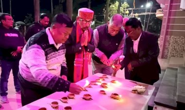 বোকাখাত মহকুমা সাংবাদিক সংস্থাৰ উদ্যোগত দেৰগাঁৱৰ পথ দুৰ্ঘটনাত নিহত সকলৰ প্ৰতি শ্ৰদ্ধাঞ্জলি : বন্তি প্ৰজ্বলন :