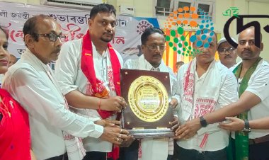 বোকাখাতৰ জেষ্ঠ সাংবাদিক বুবুল দত্তলৈ গোলাঘাট প্ৰেছ ক্লাবৰ জীৱন জোৰা সাধনা বঁটা  :