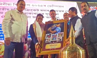 গৃহ চহৰ বোকাখাতত বিশ্ব বিজয়ী মহিলা ক্ৰিকেটাৰ উমা ছেত্ৰীক বিপুল সম্বৰ্ধনা : অগনন লোকে ঢোলে দগৰেৰে বাসগৃহৰ পৰা আদৰি আনিলে উমা ছেত্ৰীক  :