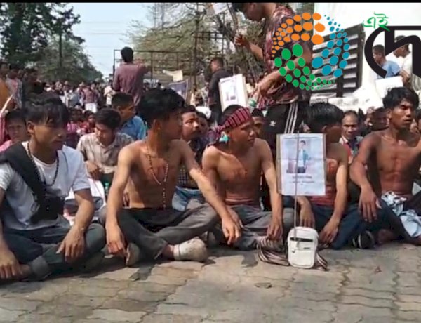 কাকচাঙ হত্যাকাণ্ডৰ হত্যাকাৰীক কৰায়ত্ব কৰাৰ দাবীত বোকাখাত আৰক্ষী থানাত অৰ্ধ উলংগ প্ৰতিবাদ  : ৰাষ্ট্ৰীয় পথ অৱৰোধ  :