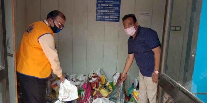লায়ন্স ক্লাৱ গুৱাহাটীৰ  দৰিদ্ৰ লোকৰ মাজত খাদ্য- সামগ্ৰী বিতৰণ