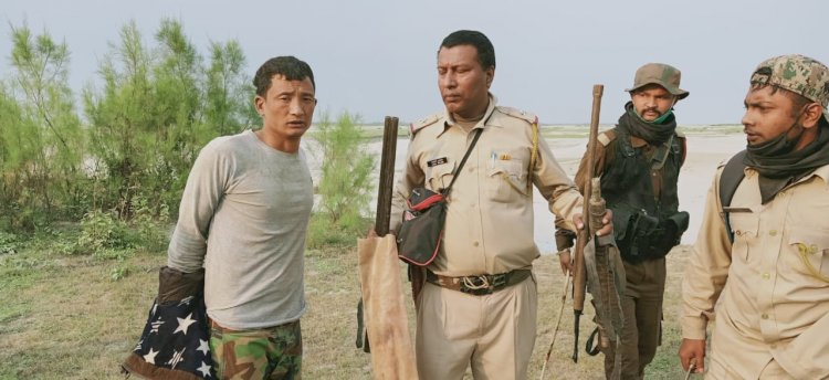 ব্ৰহ্মপুত্ৰৰ কাঠ চাপৰিত ৰাইজৰ হাতত কৰায়ত্ব  চোৰাংচিকাৰী