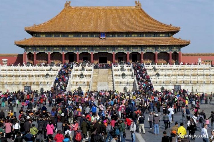 চীনৰ পর্যটকস্থলত অগণন লোকৰ ভিৰ