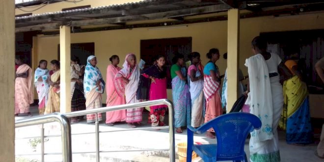 লকডাউন উলংঘা কৰি বেংকত ভিৰ গ্ৰাহকৰ