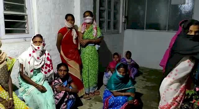 চেলেং চাহ বাগিছাৰ পৰিচালকৰ কাৰ্যালয় ঘেৰাও শ্ৰমিকৰ,পৰিস্থিতি উত্তপ্ত হৈ পৰাৰ আশংকা