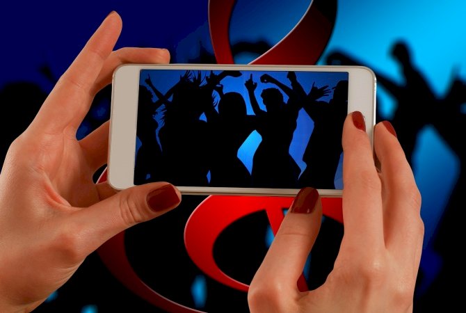 পুৰুষৰ সমানে পৰ্ণগ্ৰাফীয়ে প্ৰভাৱিত কৰে মহিলাকো