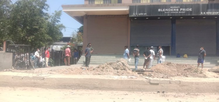 সুৰাৰ বিপনিত শাৰীপাতি ৰাইজৰ ভিৰ