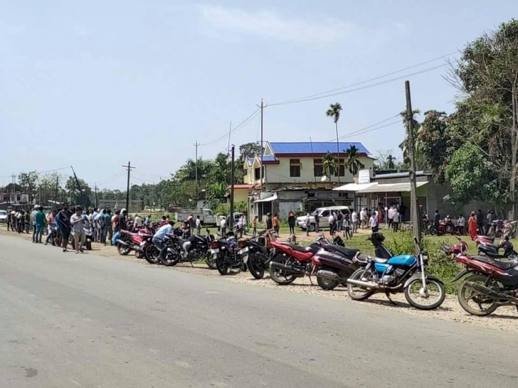 টিয়কত মদৰ দোকানত ৰাইজ