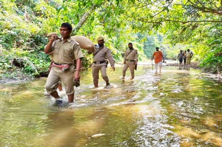 মানুহে মানুহৰ বাবে... আৰ্তজনৰ কাষত  আৰক্ষী