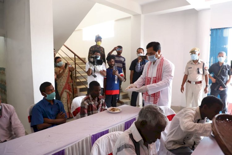 ডিব্ৰুগড়ত মুখ্যমন্ত্ৰীৰ গৃহহীন, দৰিদ্ৰৰ মাজত অন্ন বিতৰণ