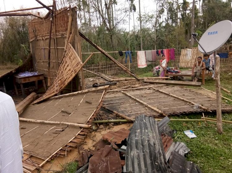 বিজেপি যোৰহাট জিলাৰ সভাপতিৰ  ধুমুহাৰ ক্ষতিগ্ৰস্ত অঞ্চলৰ পৰিয়ালক সাক্ষাৎ