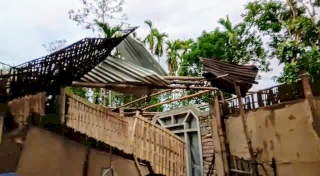 বোকাখাতত প্ৰৱল ধুমুহা বৰষুন : কুৰিটাৰো অধিক বাসগৃহৰ বিস্তৰ ক্ষতি :