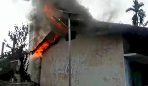 বোকাখাতৰ ব্যৱসায় প্ৰতিষ্ঠানত অগ্নিকাণ্ড : লক্ষাধিক টকাৰ সম্পত্তি নষ্ট :