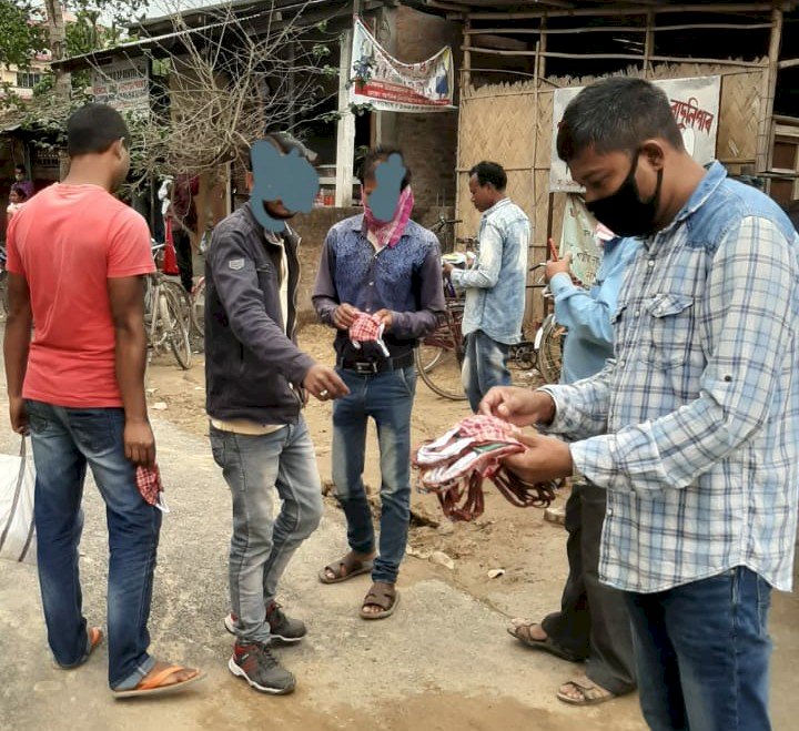 বোকাখাত সমষ্টিৰ বাদুলীপাৰত ছাত্ৰ সন্থাৰ উদ্যোগত মাক্স বিতৰণ :