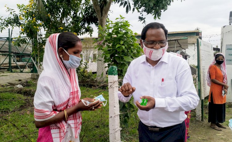 বোকাখাতৰ চাহ বাগিছাৰ শ্ৰমিকৰ মাজত শ্ৰম মন্ত্ৰী সঞ্জয় কিষাণৰ মাক্স আৰু চাবোন বিতৰন  :