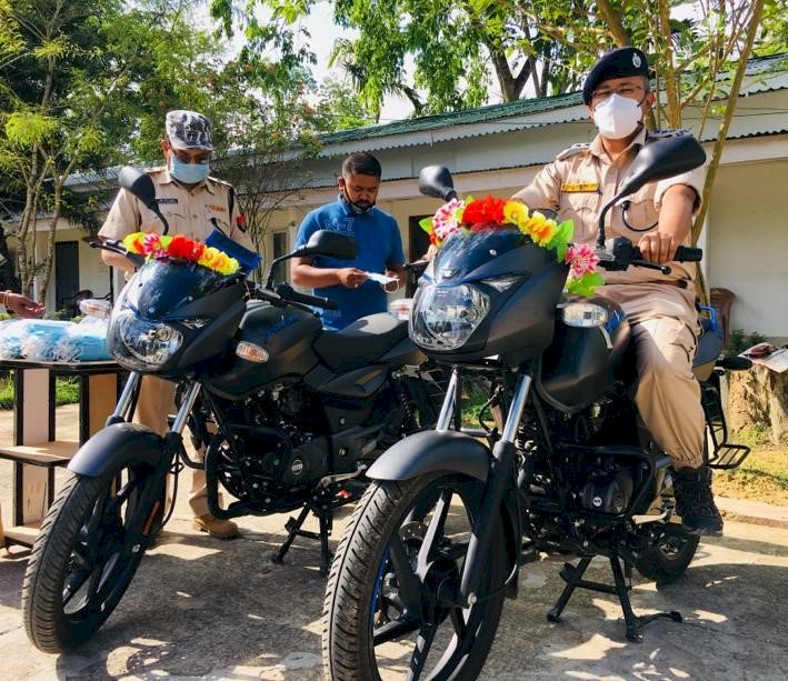 আৰণ্যকৰ সৌজন্যত গোলাঘাট জিলাৰ আৰক্ষীলৈ দুখন মটৰ চাইকেল আৰু পাঁচশ মাক্স প্ৰদান :