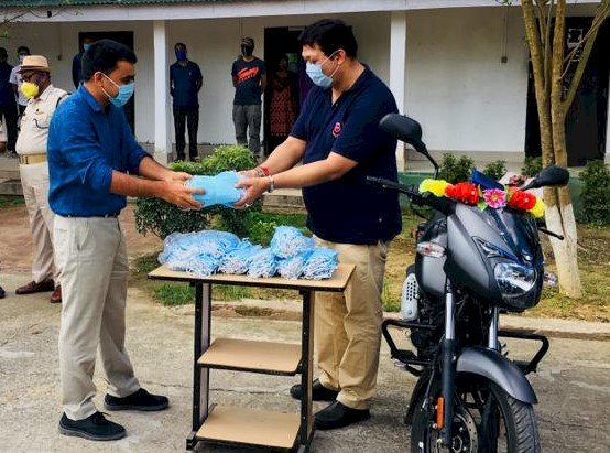 আৰণ্যকৰ সৌজন্যত গোলাঘাট জিলাৰ আৰক্ষীলৈ দুখন মটৰ চাইকেল আৰু পাঁচশ মাক্স প্ৰদান :