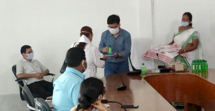 বোকাখাত মহকুমা প্ৰশাসনৰ দ্বাৰা কভিড-১৯ প্ৰতিৰোধত ব্যস্ত মহকুমাটোৰ  চিকিৎসা কৰ্মী সকলক সম্বৰ্ধনা :