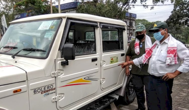 আৰণ্যকৰ সৌজন্যত কাজিৰঙা ৰাষ্ট্ৰীয় উদ্যানৰ বিশ্বনাথ বন সংমণ্ডললৈ গাড়ী প্রদান :