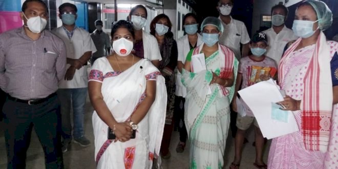 সুস্থ হৈ ঘৰলৈ উভটিল দুগৰাকী কভিড পজিটিভ মহিলা