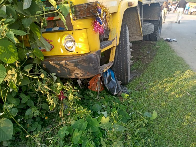 লেখাপানীৰ টিৰাপত ভয়ংকৰ পথ দুৰ্ঘটনা। তীব্ৰ বেগী ডাম্পাৰৰ খুন্দাত নিহত বাইক আৰোহি