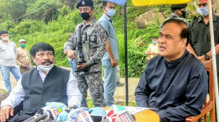 কাজিৰঙাৰ হোটেলত স্বাস্থ্য মন্ত্ৰী হিমন্ত বিশ্ব শৰ্মাৰ সংবাদমেল : লগত পীয়ুষ হাজৰিকা আৰু অতুল বৰা :