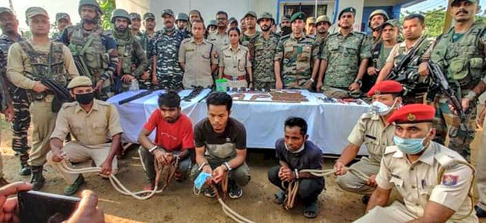 কাজিৰঙাৰ অগৰাতলি বনাঞ্চলৰ গঁড় হত্যাত জড়িত তিনি গঁড় চিকাৰীক কৰায়ত্ব কাৰ্বি আংলং আৰক্ষীৰ : এ কে চিৰিজৰ ৰাইফলৰ লগতে বৃহৎ পৰিমানৰ গুলী বাৰুদ  উদ্ধাৰ :