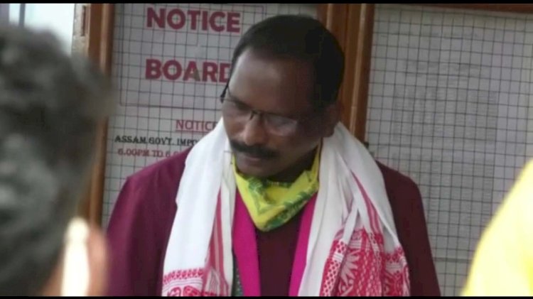 বিজেপিৰ  মন্ত্ৰী, জিলা পৰিষদৰ সদস্য,পঞ্চায়ত প্ৰতিনিধিয়ে নিপিন্ধে মাক্স আৰু নামানে সামাজিক দুৰত্ব