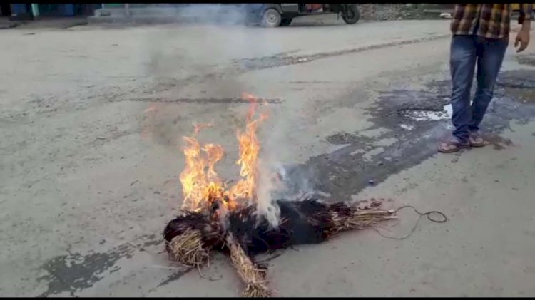 যোৰহাটৰ ৰাজ পথত চীনৰ প্ৰধানক  জ্বলালে হিন্দু যুৱ ছাত্ৰই