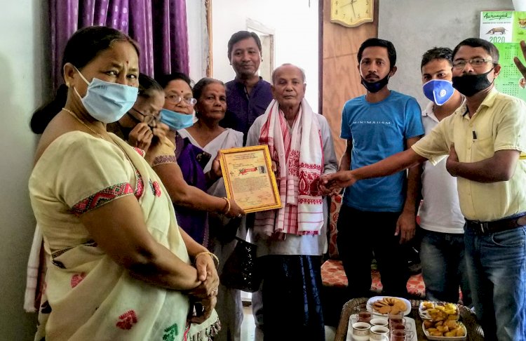 মইনা পাৰিজাতৰ শিশুবন্ধু উপাধিৰ বাবে আপকুৰ উপদেষ্টা, শিক্ষাবিদ, সাংবাদিক ভৱেশ শইকীয়াক চুতীয়া জাতি সন্মিলনৰ সম্বৰ্ধনা :