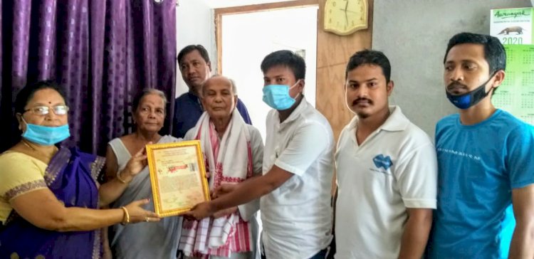 মইনা পাৰিজাতৰ শিশুবন্ধু উপাধিৰ বাবে আপকুৰ উপদেষ্টা, শিক্ষাবিদ, সাংবাদিক ভৱেশ শইকীয়াক চুতীয়া জাতি সন্মিলনৰ সম্বৰ্ধনা :