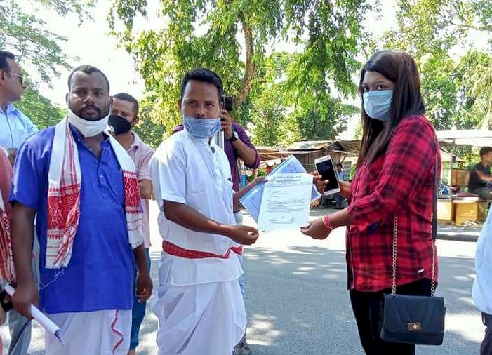 কৰম পুজাত চৰকাৰী বন্ধৰ দিন হিচাবে ঘোষণা কৰাৰ দাবীত বোকাখাততো চাহ জনজাতি ছাত্ৰ সন্থাৰ সাংস্কৃতিক প্ৰতিবাদ :