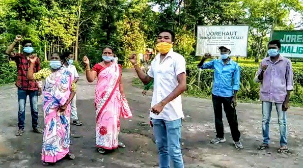 মজুৰী বৃদ্ধিৰ দাবীত বোকাখাতৰ  নুমলীগড় চাহ বাগিছাত শ্ৰমিকৰ  প্ৰতিবাদ :