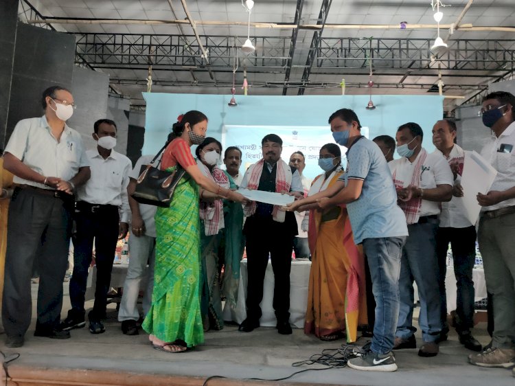 বোকাখাতত মুখ্যমন্ত্রী সমগ্র গ্রাম্য উন্নয়ন যোজনাৰ অধীনত হিতাধিকাৰীৰ মাজত চেক প্ৰদান  :